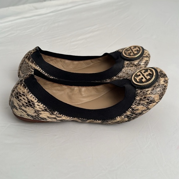 Tory Burch Caroline Roccia two tone cream and black snake flexible flats - Picture 2 of 10